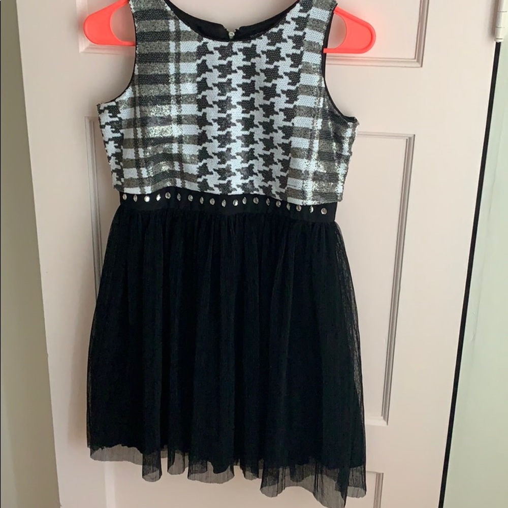 Black‎ sequins dress